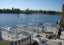 Rohrgeländer mit Füllstäben für Treppen und Laufstege (63m) mit acht Türen im Geländer, Pumpwerk “Freyersee“ in Philippsburg