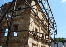 Stahlkonstruktion als Fassadenabstützung für den Umbau einer Textilfabrik zur Grundschule in Hainichen, Gellertstraße